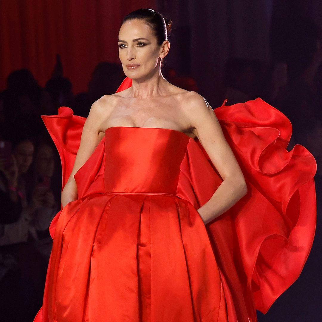 Nieves Álvarez, musa eterna de Stéphane Rolland, desfila así de impresionante en la cuenta atrás para su boda