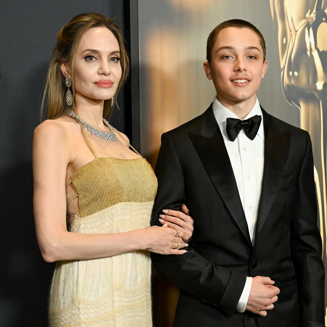 Plano medio de Angelina Jolie y su hijo Knox posando en los Governors Awards 2024