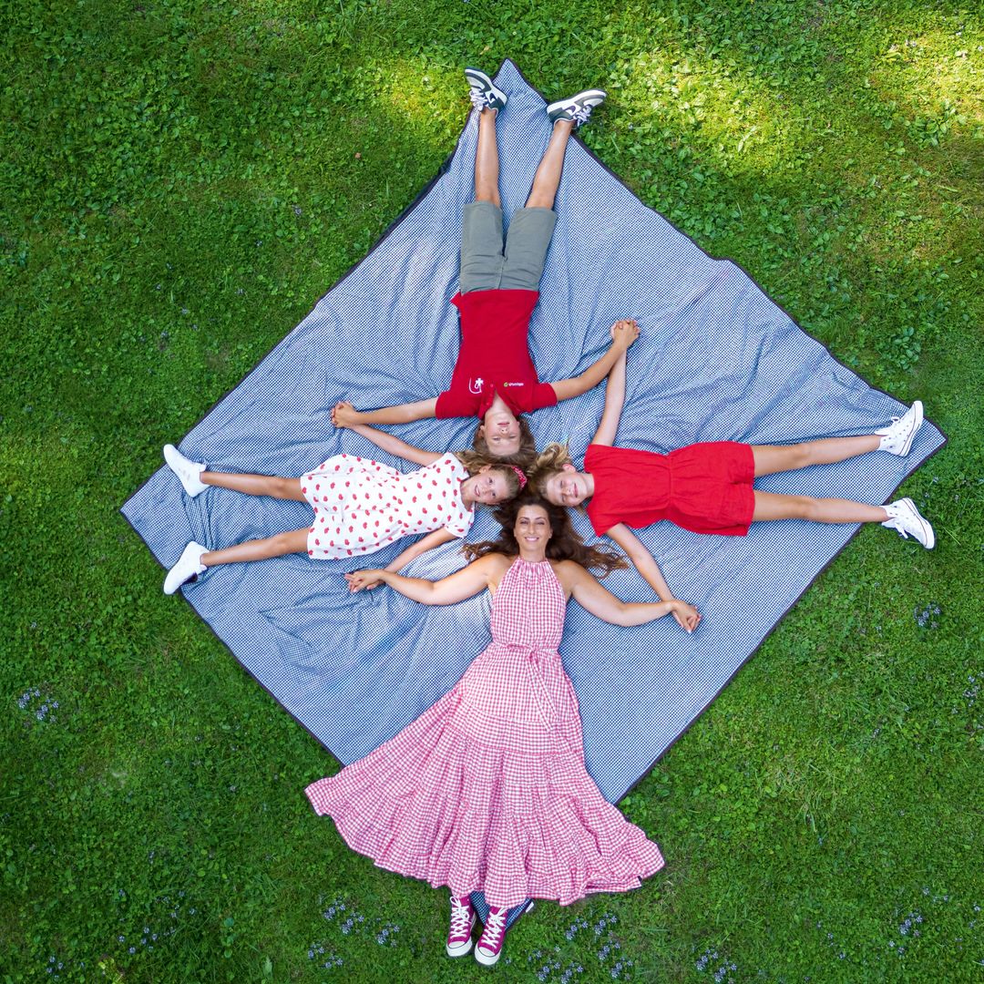 Una divertida imagen de la familia contemplando el cielo