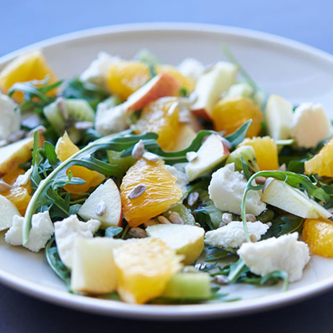 Ensalada de rúcula con kiwi y queso