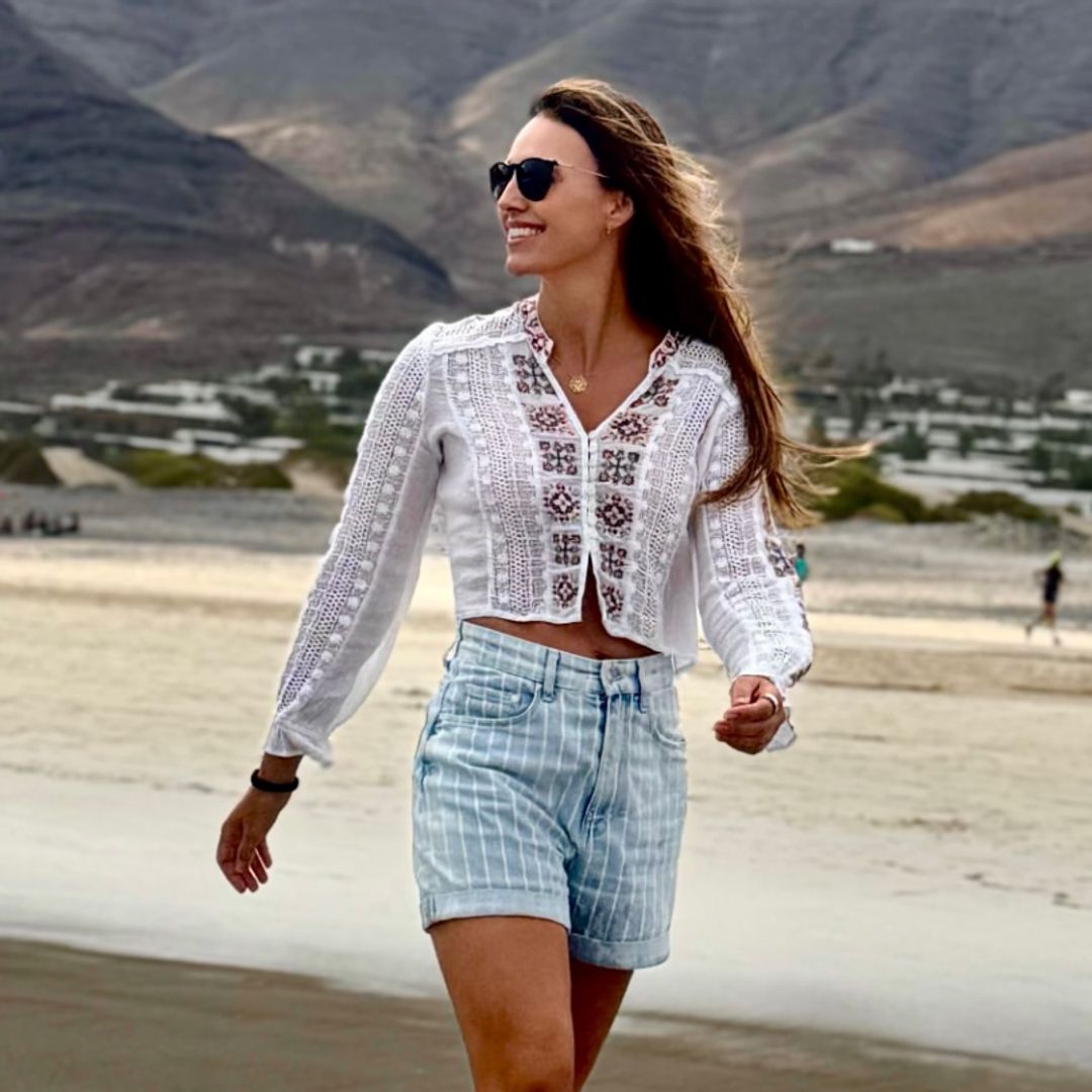 Helen Lindes disfruta de Lanzarote con sus hijos y nos deja sus mejores looks de verano: de la blusa bohemia al total look negro