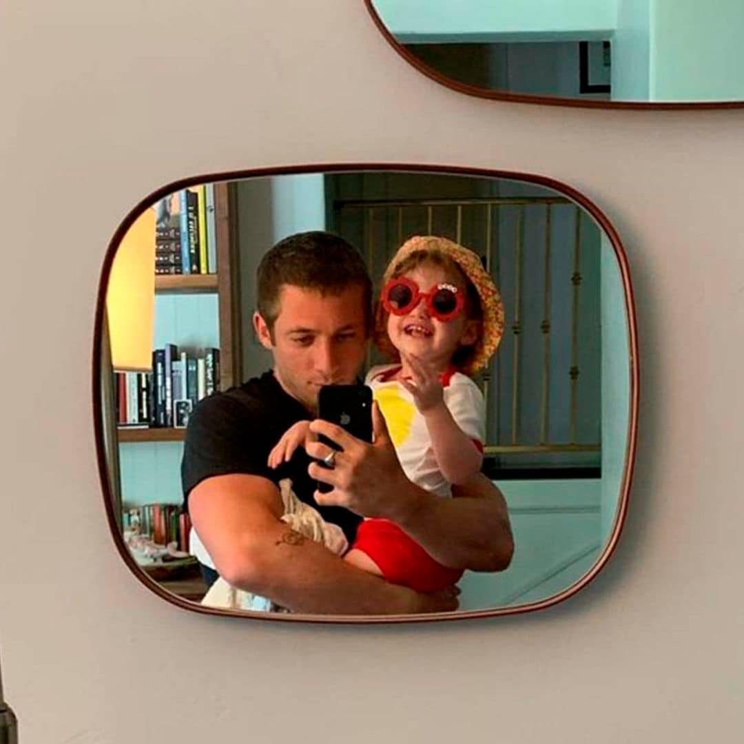 El lado más tierno de Jeremy Allen White, pareja de Rosalía, con sus dos hijas de 5 y 3 años