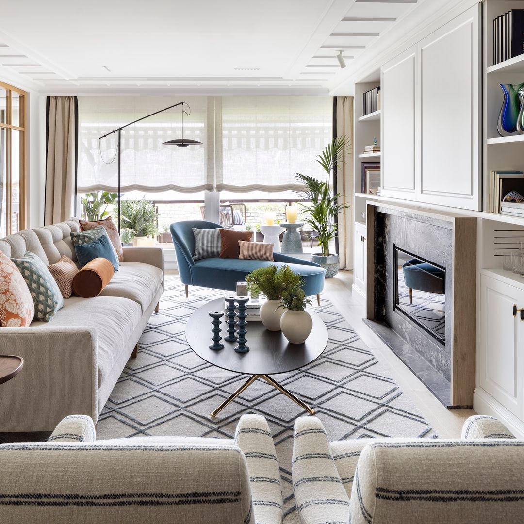 Salón con mueble con puertas correderas. 