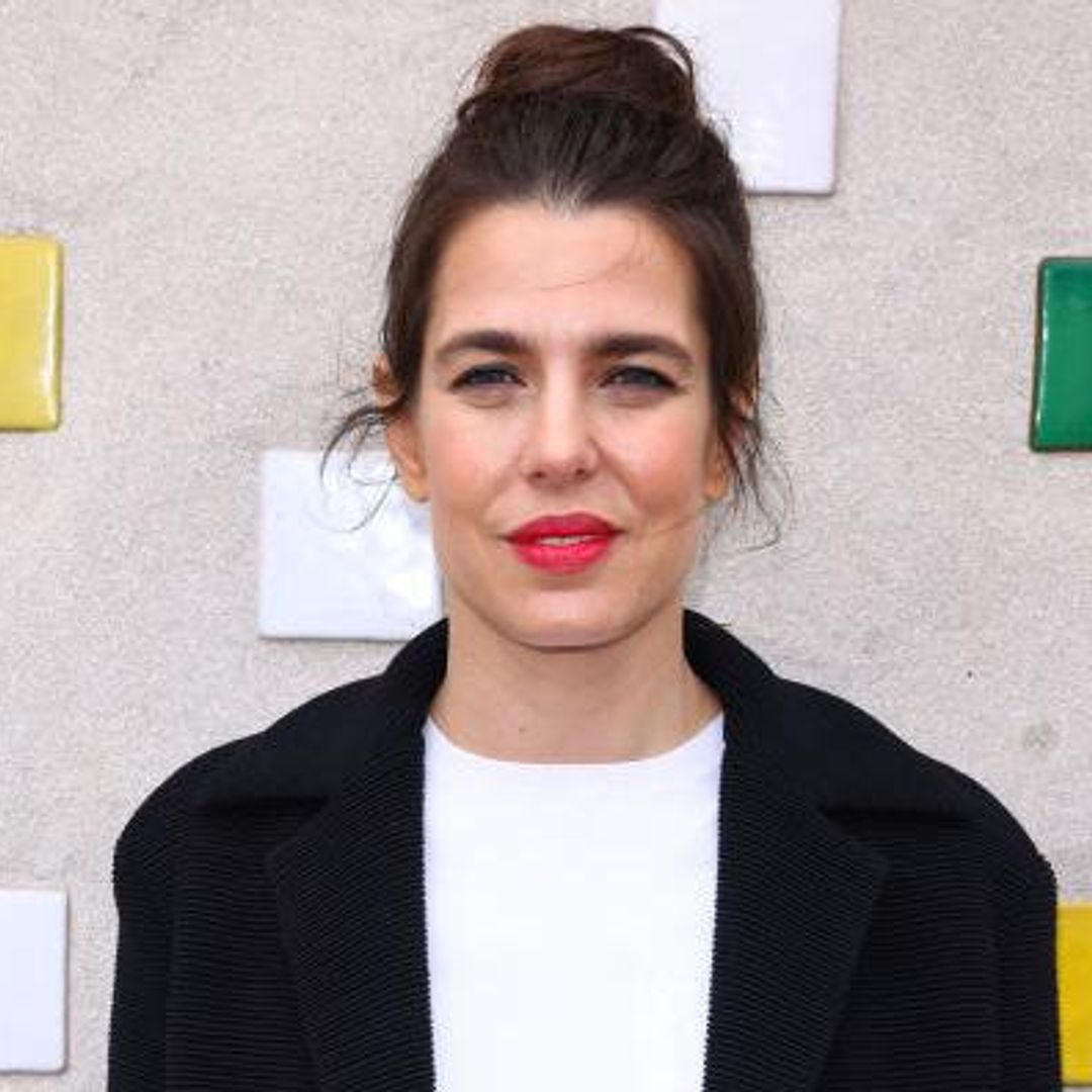 Carlota Casiraghi luce radiante en el ‘front row’ del desfile de Chanel Cruise