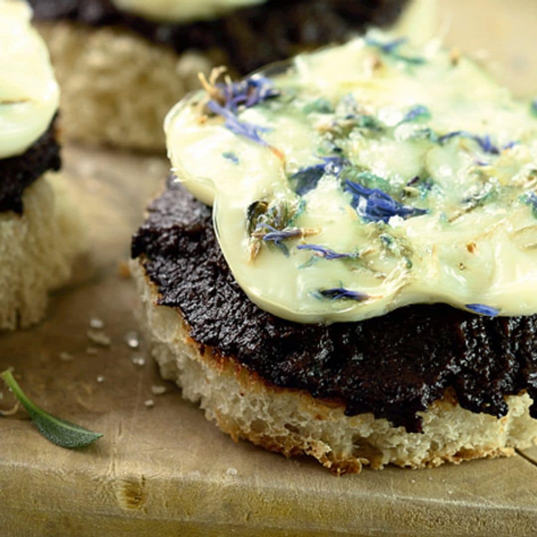 Canapés de aceitunas negras con tortillitas de claras