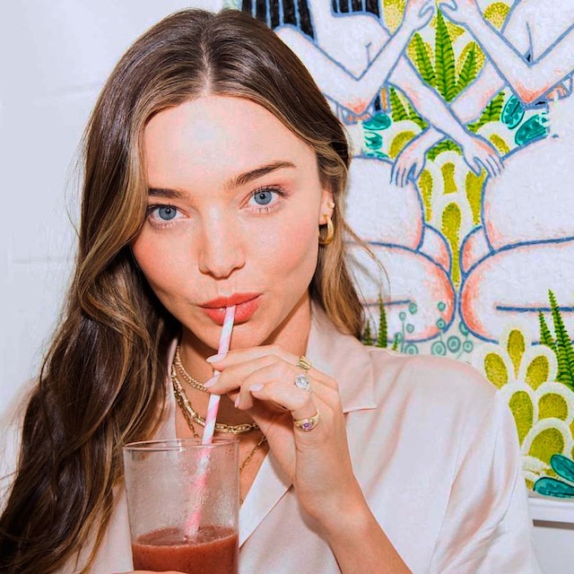 Mujer tomando un batido