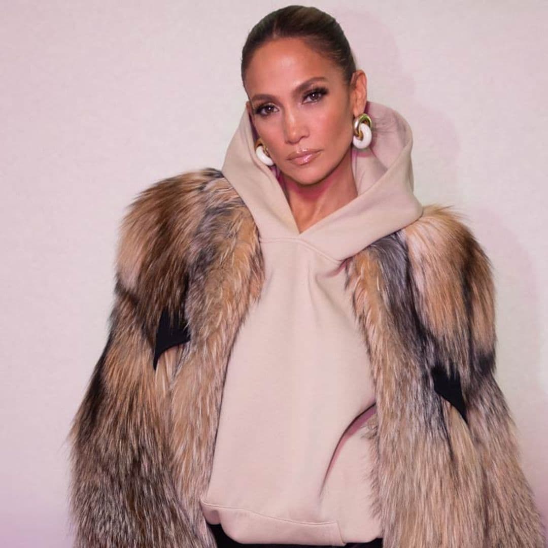 Jennifer Lopez se acoge al ‘corporatecore’ y revela cuál es el abrigo largo perfecto para el entretiempo