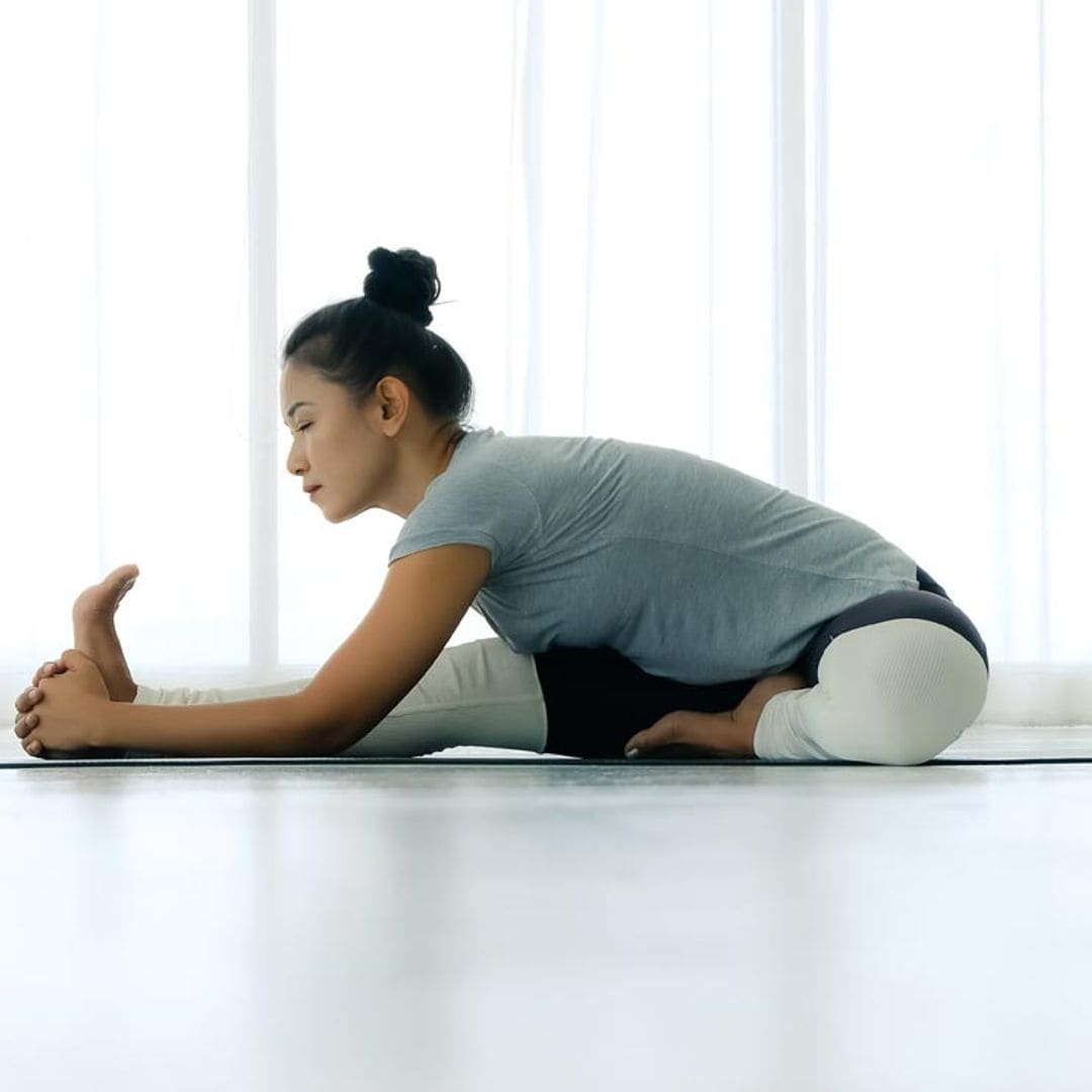 Postura del sauce: una asana de yoga que te ayuda a ganar flexibilidad