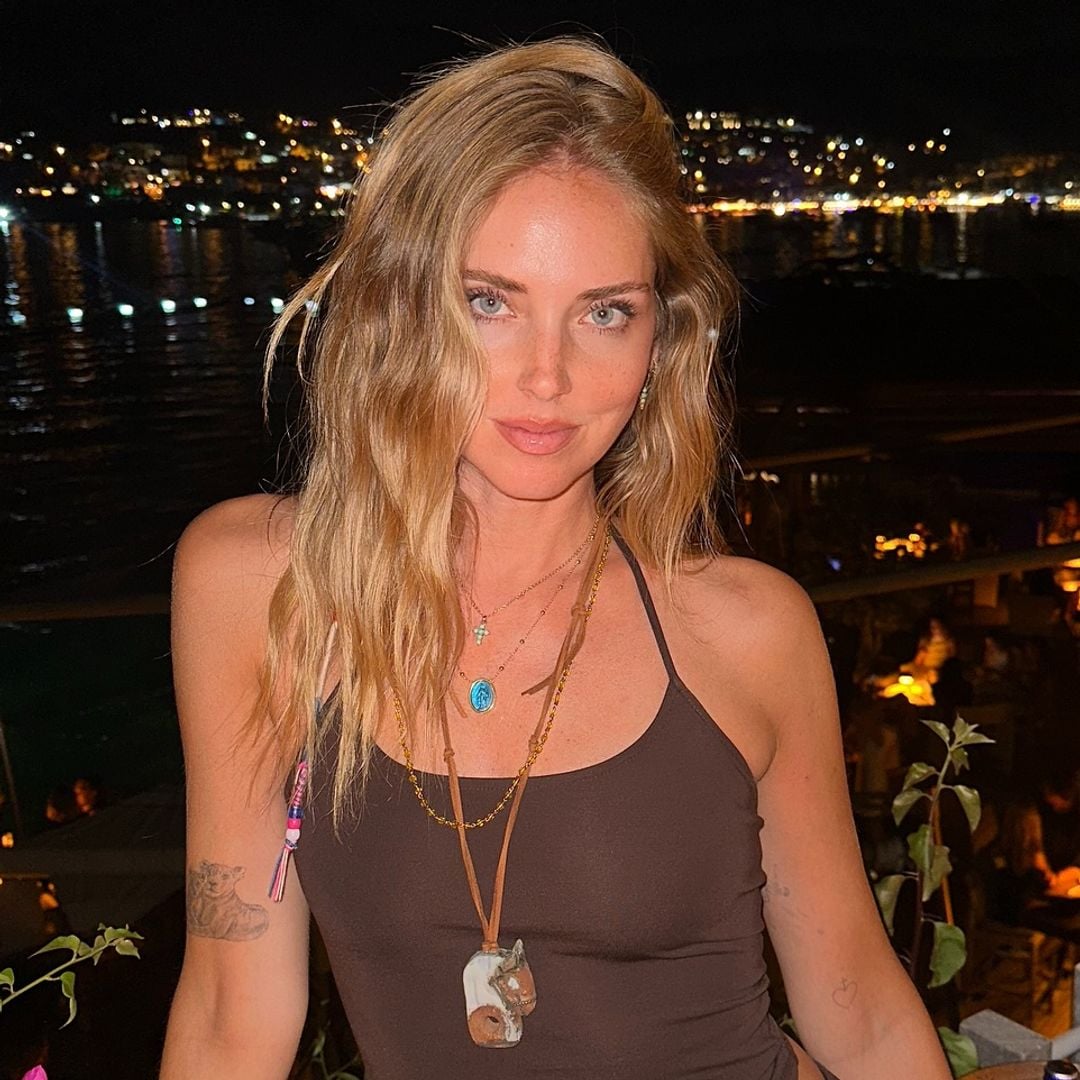 Chiara Ferragni con conjunto marrón y maquillaje natural en Ibiza