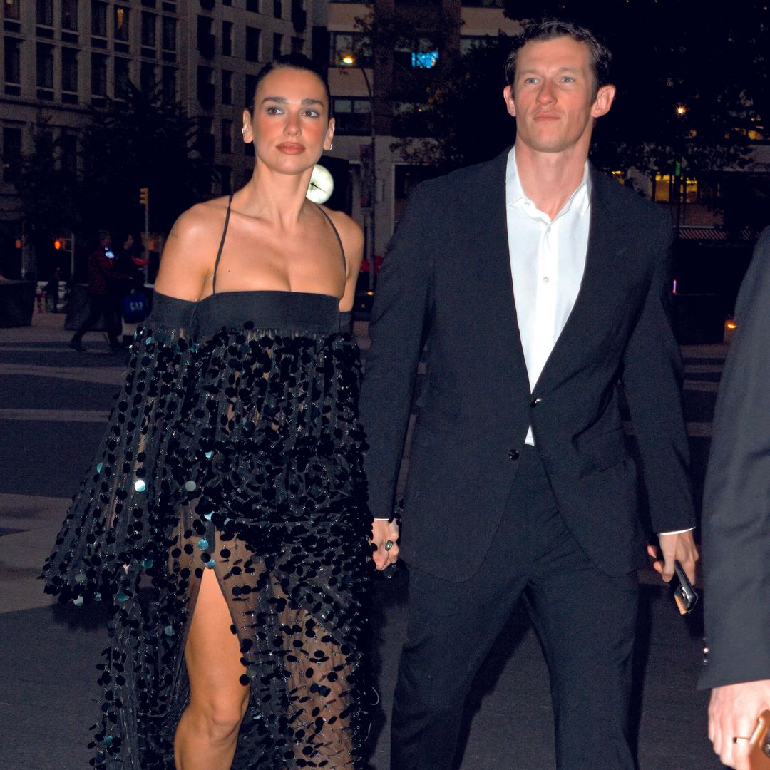 La romántica reaparición de Dua Lipa y Callum Turner en la ópera de Nueva York: su eterna luna de miel y un look de impacto con transparencias
