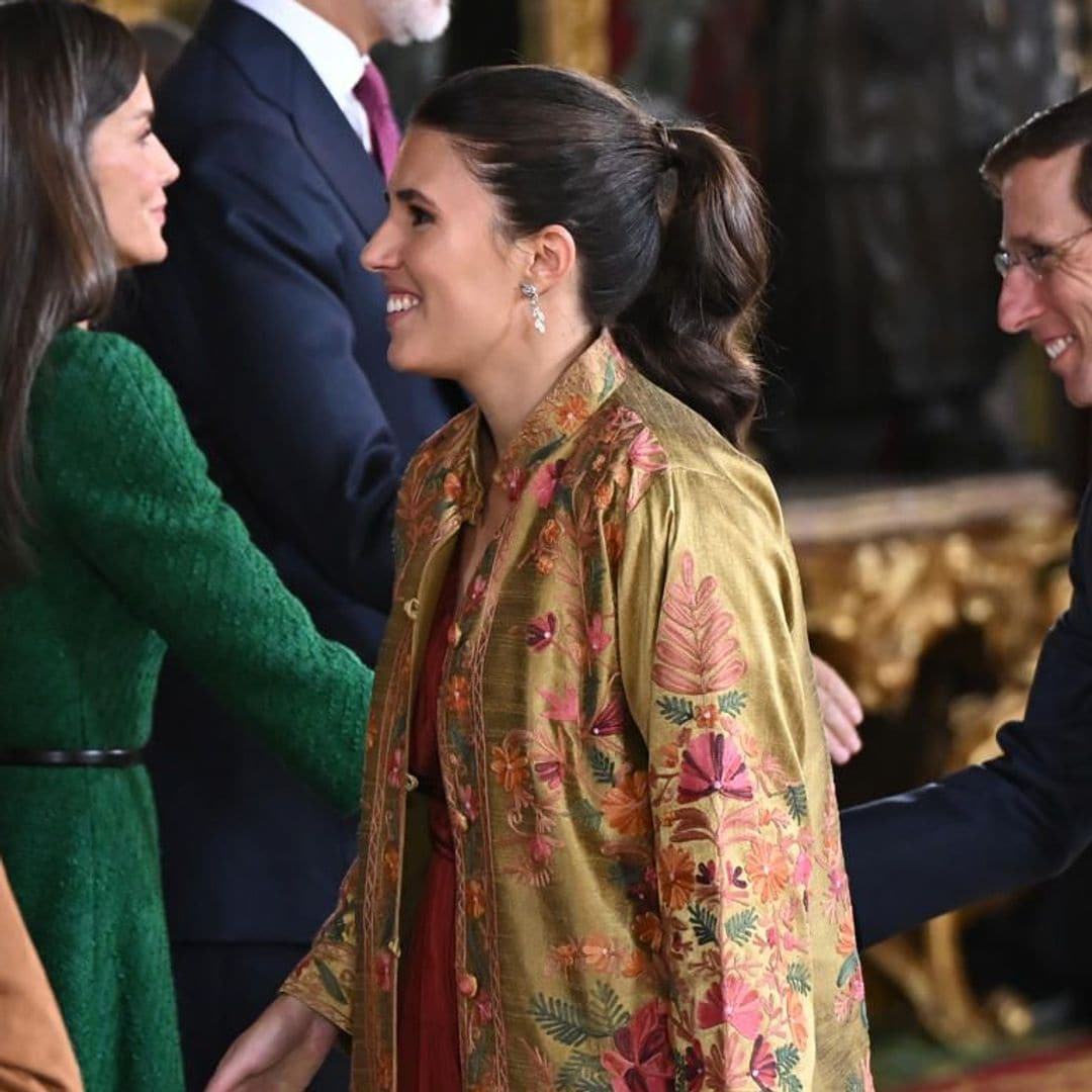 El look oriental de Teresa Urquijo en el besamanos de los Reyes: kimono bordado, vestido burdeos y bolso de rafia