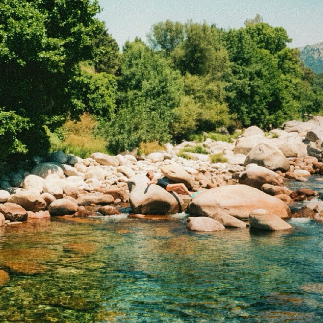 Nuria Roca tomando el sol en el río Tiétar