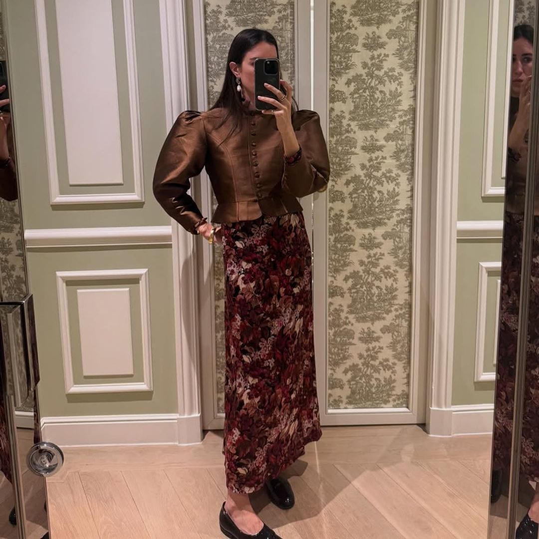 Look de invitada en marrón con mangas abullonadas