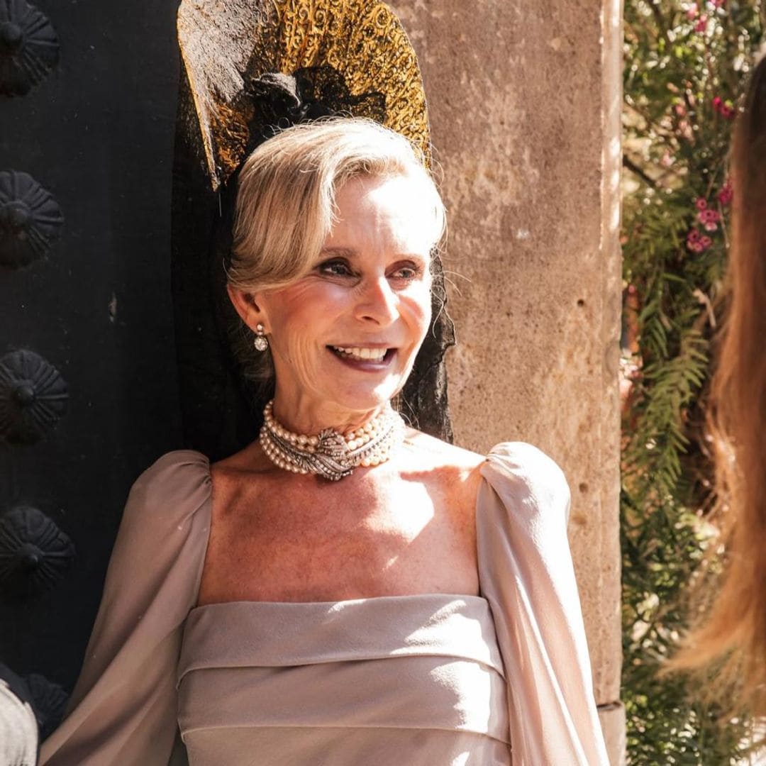 Los chokers y pendientes de las madrinas de boda más elegantes son de perlas (y te contamos por qué)