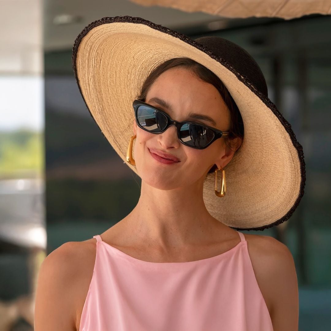 Jacquemus diseña 2 looks a medida para Chloe, la mejor vestida en ‘The White Lotus’