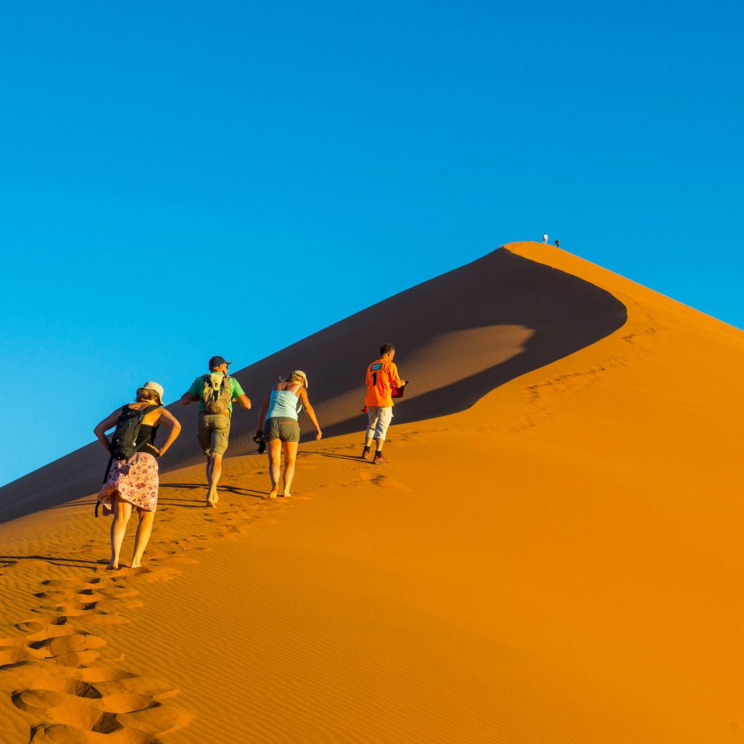 Escalando la Duna 45, Parque Nacional Namib-Naukluft, Namibia