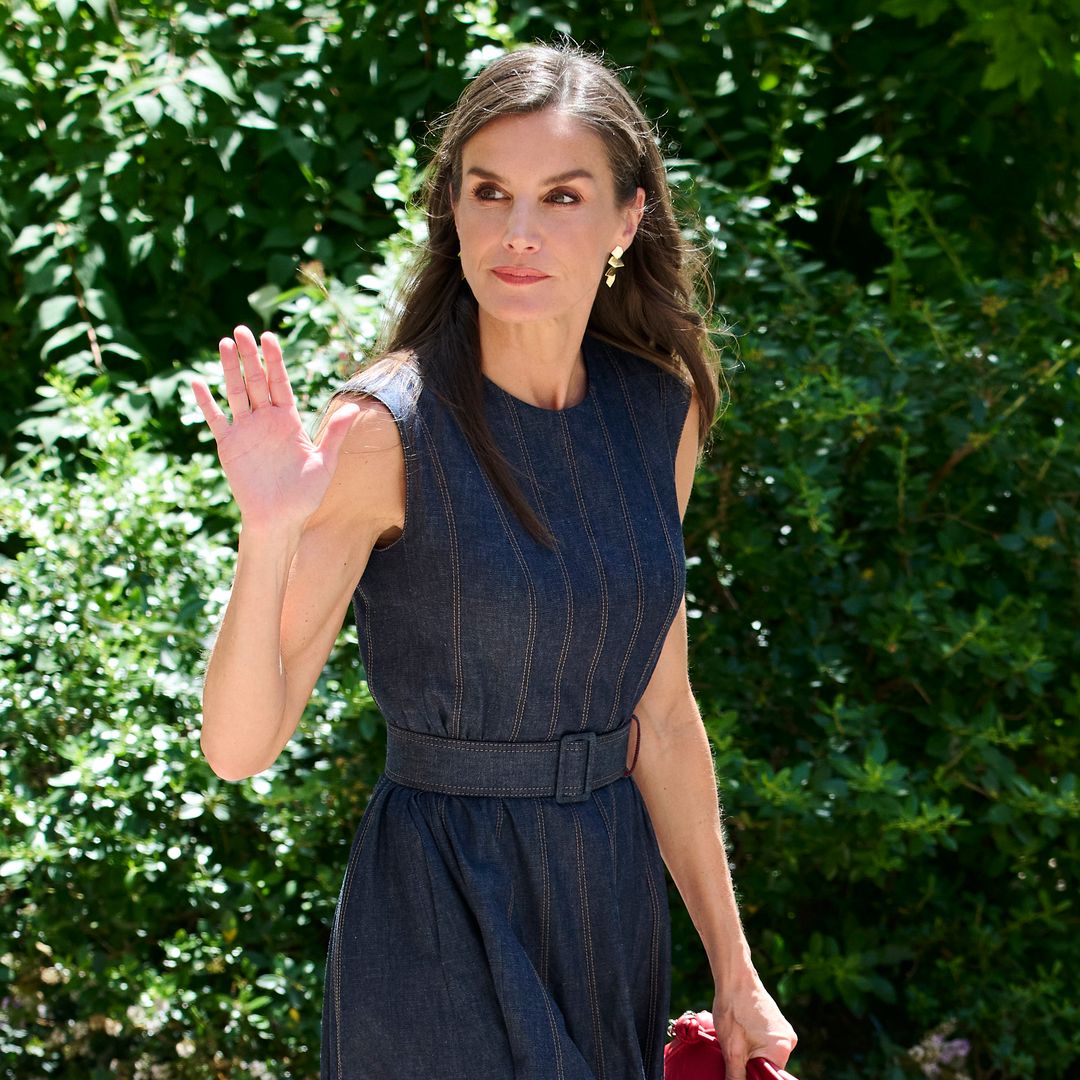 La reina Letizia arrasa con un vestido de mezclilla, su apuesta más veraniega