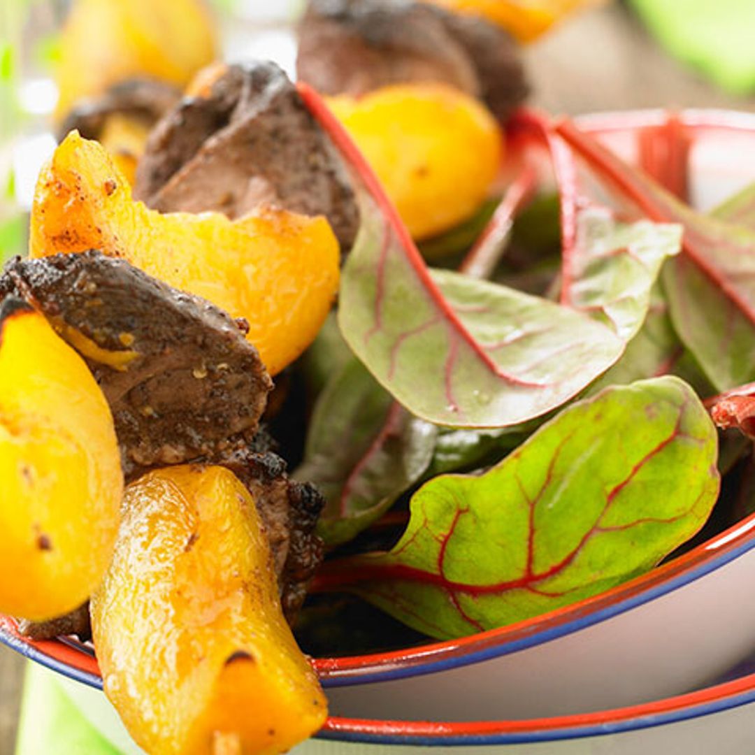 Brochetas de pato marinado y melocotón con acelga roja