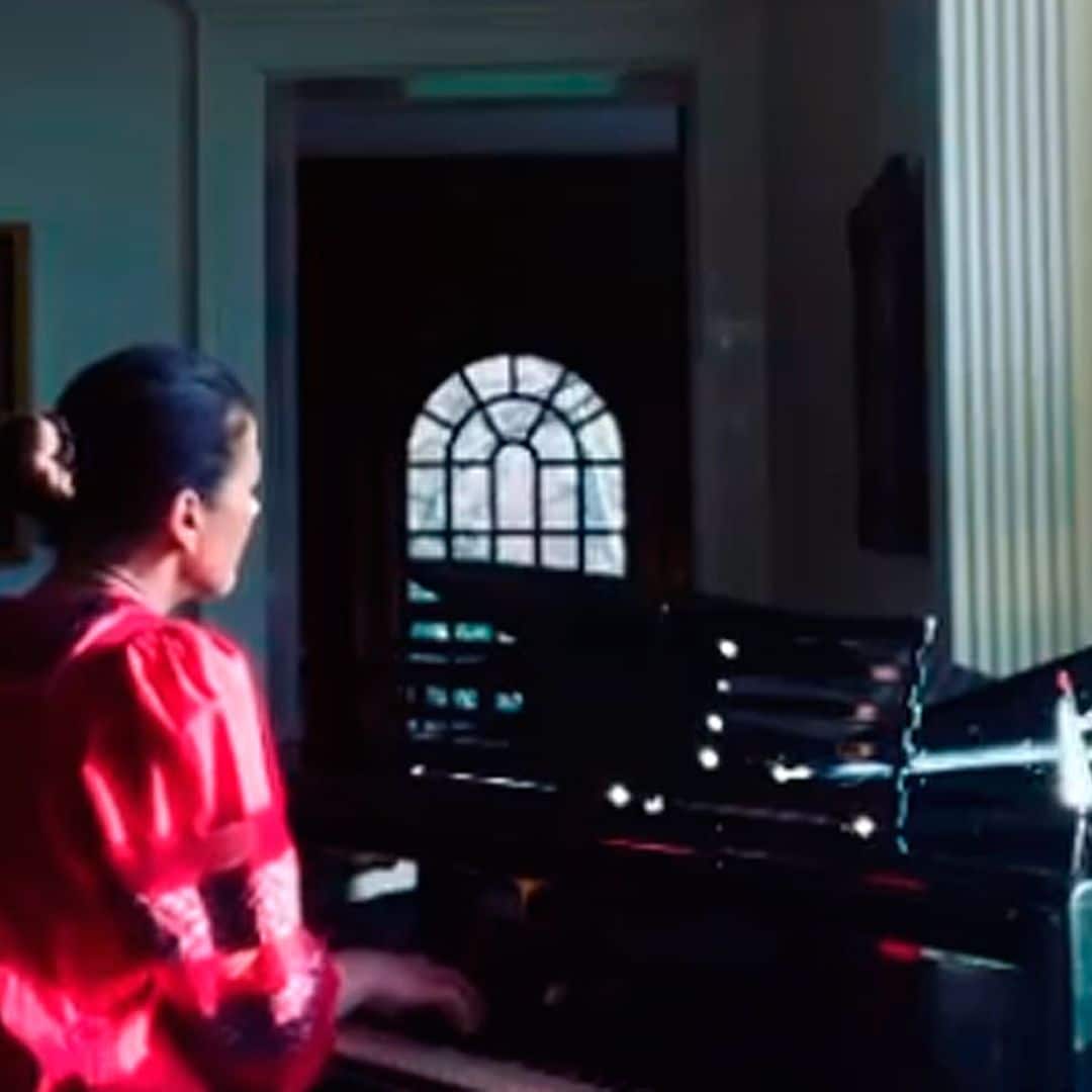 Catherine Zeta-Jones impresiona a sus fans cantando y tocando el piano