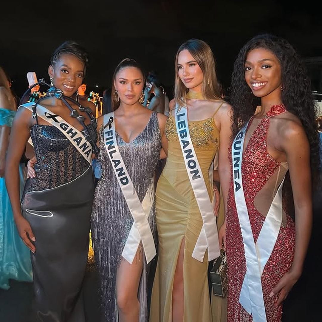 ¿Por qué las reinas de Miss Universe portan un moño negro en su banda?