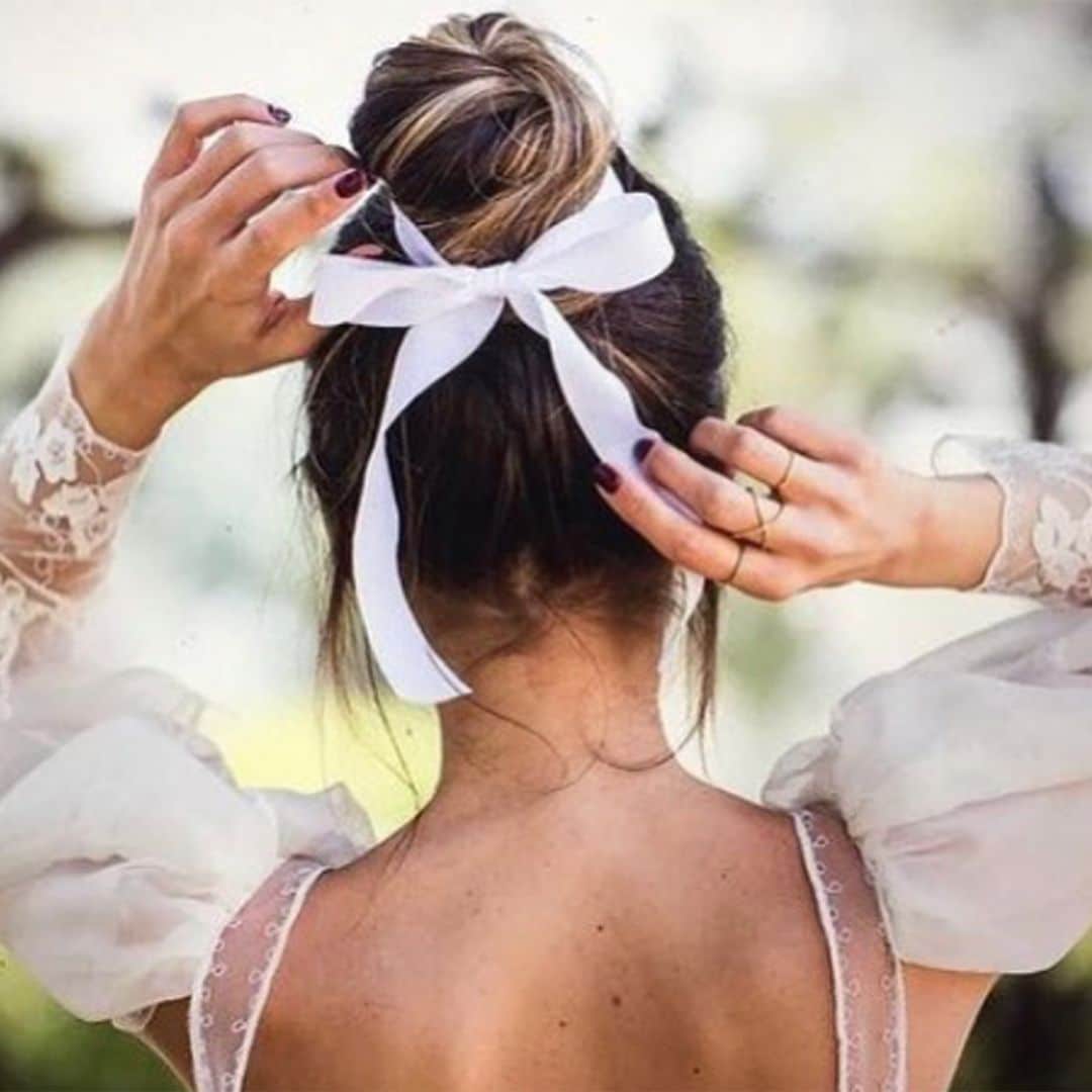 ¿Quieres llevar un lazo en el pelo? Descubre cómo con estos peinados de novia
