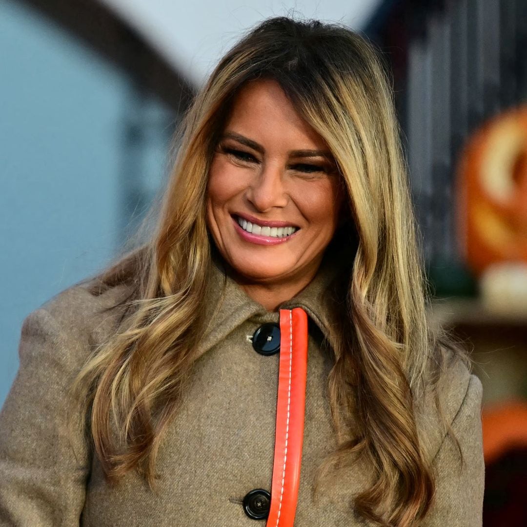 El elegante abrigo de Melania Trump acapara las miradas en los festejos de Halloween en la Casa Blanca