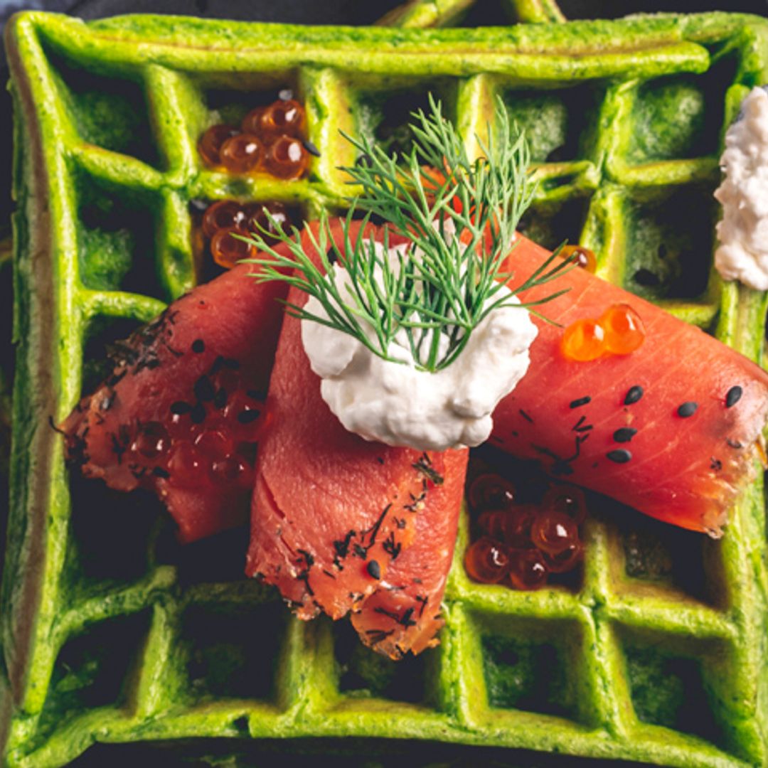 Gofres de espinacas con salmón