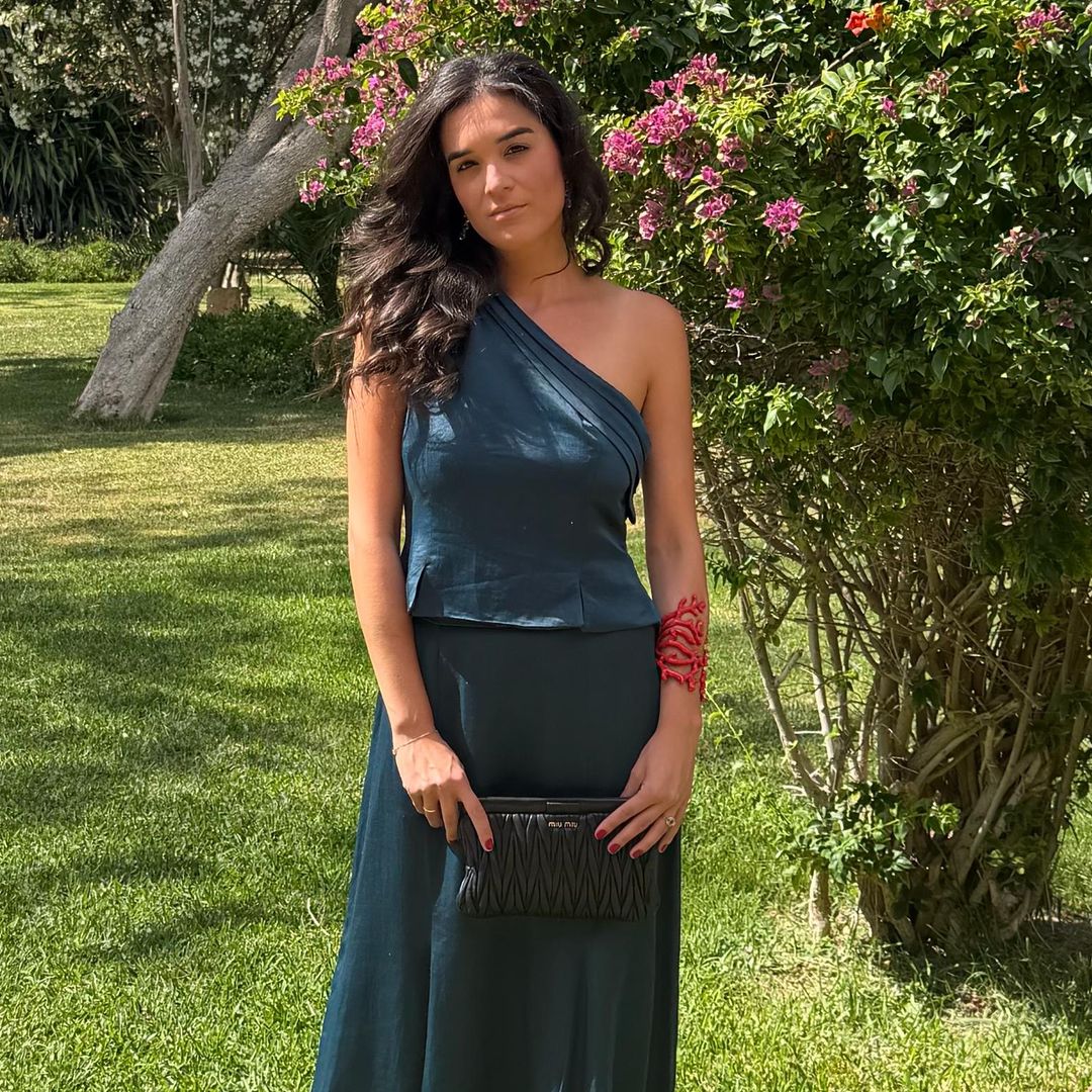 Bárbara Mirjan, la invitada perfecta en Sevilla con un conjunto que esconde un guiño romántico a su boda con Cayetano Martínez de Irujo