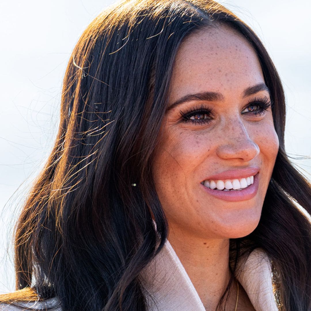 Meghan Markle recupera su pelo rizado, el peinado natural con el que nunca la habíamos visto