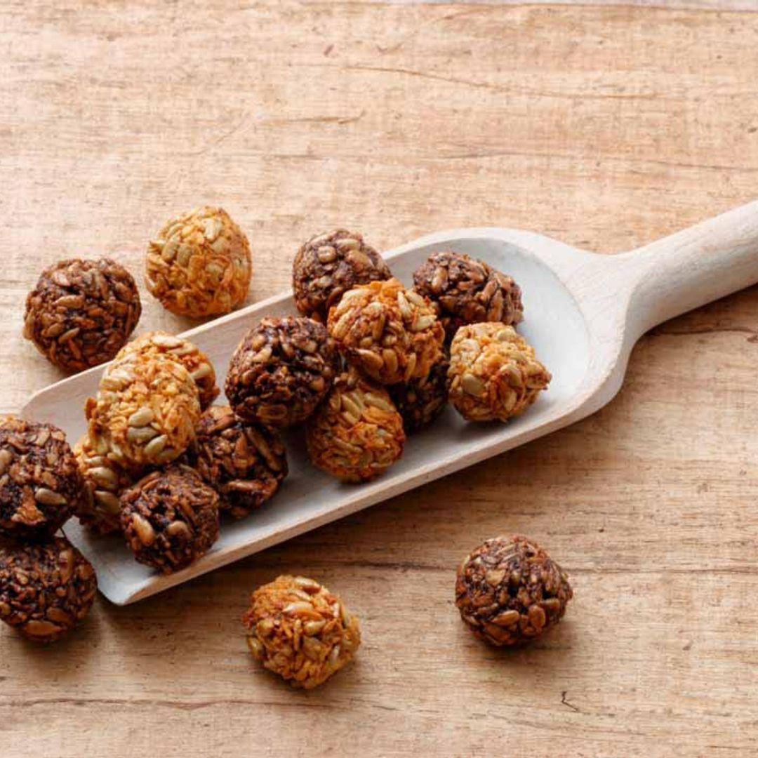 Bolitas de pipas al curry y al cacao