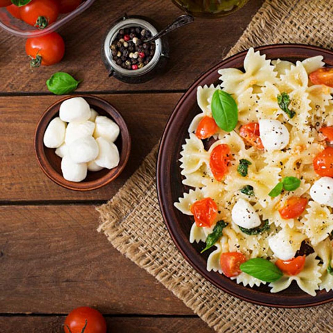Ensalada caprese de pasta con albahaca en dos texturas