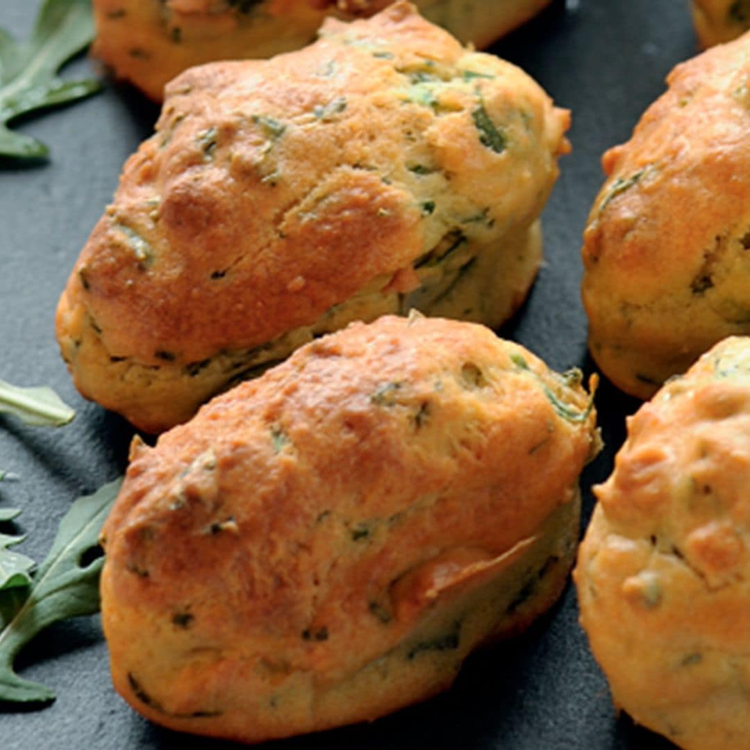 Buñuelos de salmón marinado con rúcula