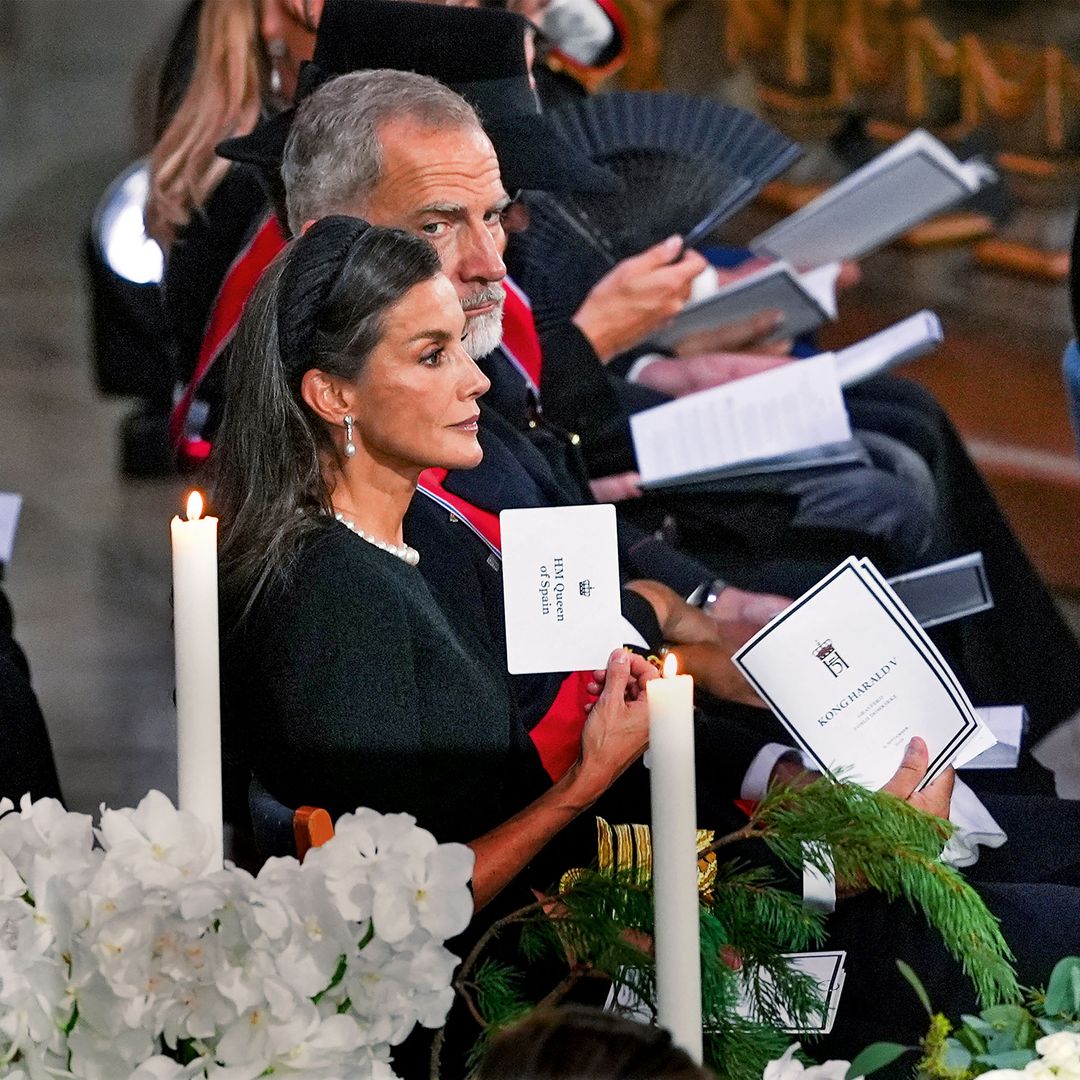La reina Letizia, abanicándose con el cartel que llevaba su nombre en el funeral