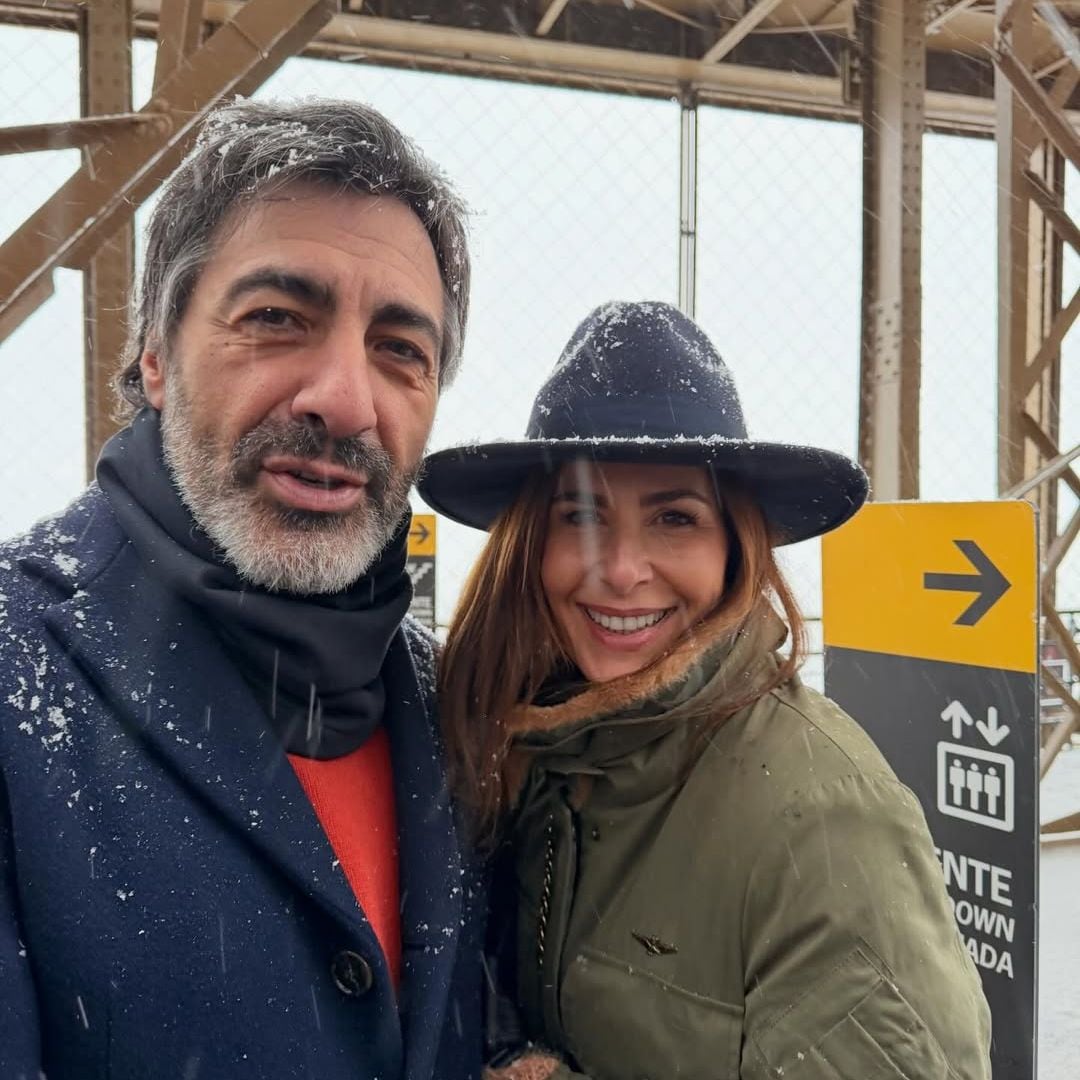 Nuria Roca y Juan del Val en la Torre Eiffel, París, un día de nieve
