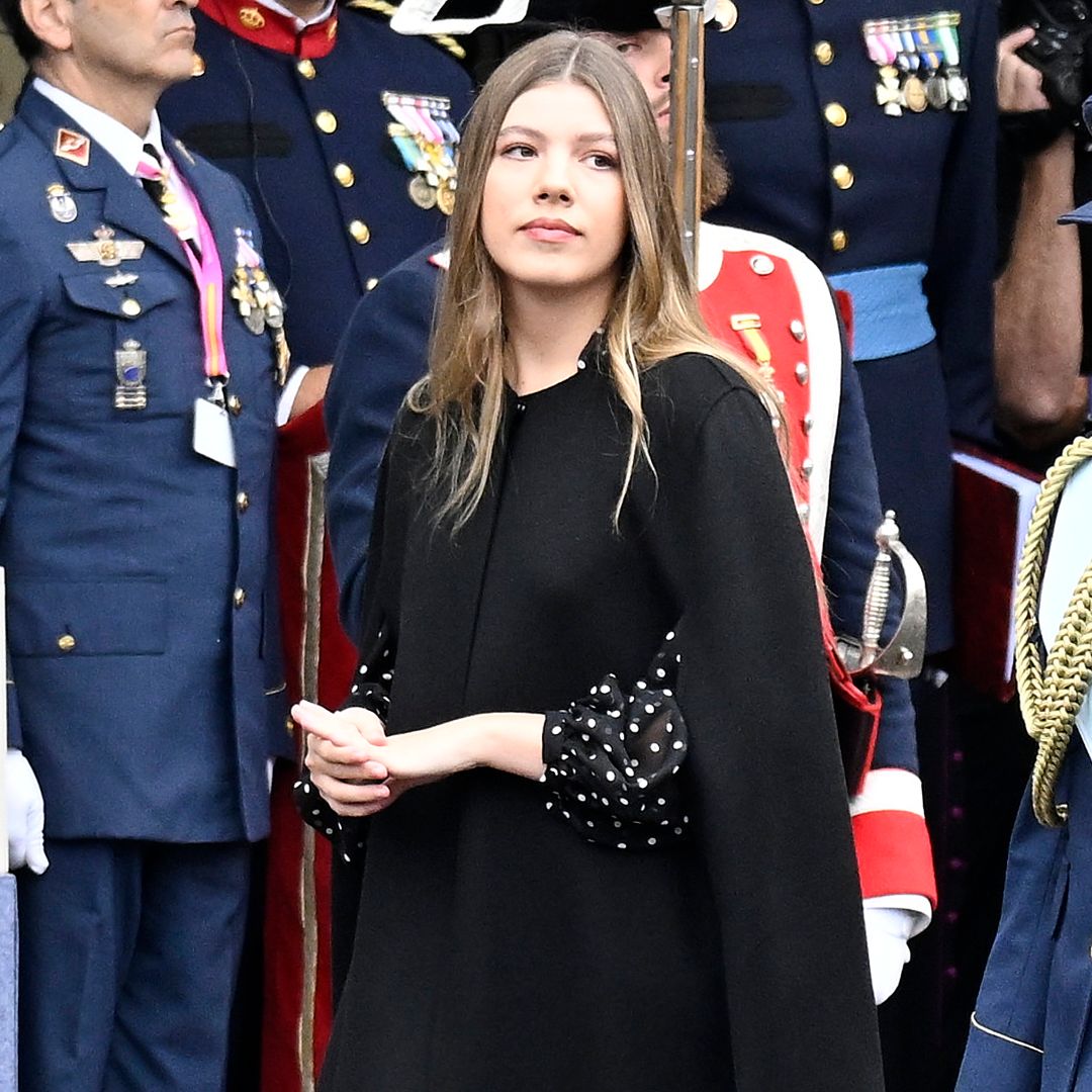 Capa, vestido de lunares y cejas perfectas: la infanta Sofía vuelve a Madrid en el Día de la Hispanidad