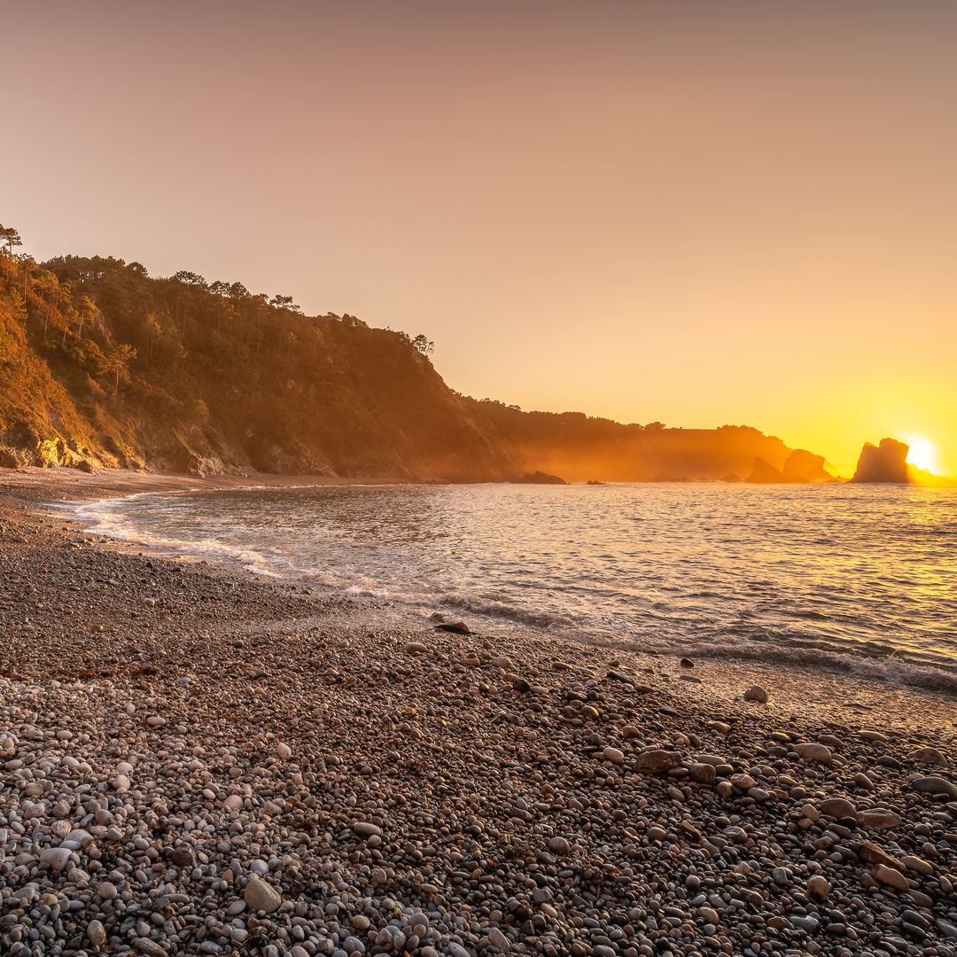 Atardecer en la playa del Silencio, una de las más bellas de la costa asturiana