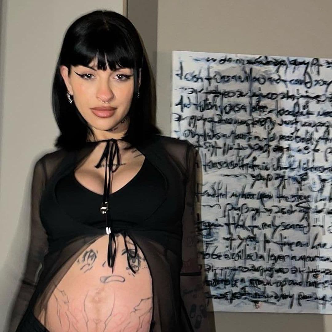 Cazzu presume pancita en un posado con poca ropa para la portada de una revista