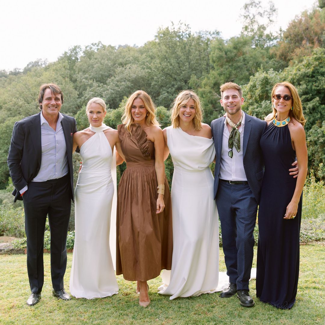Las novias junto a compañeros de la televisión