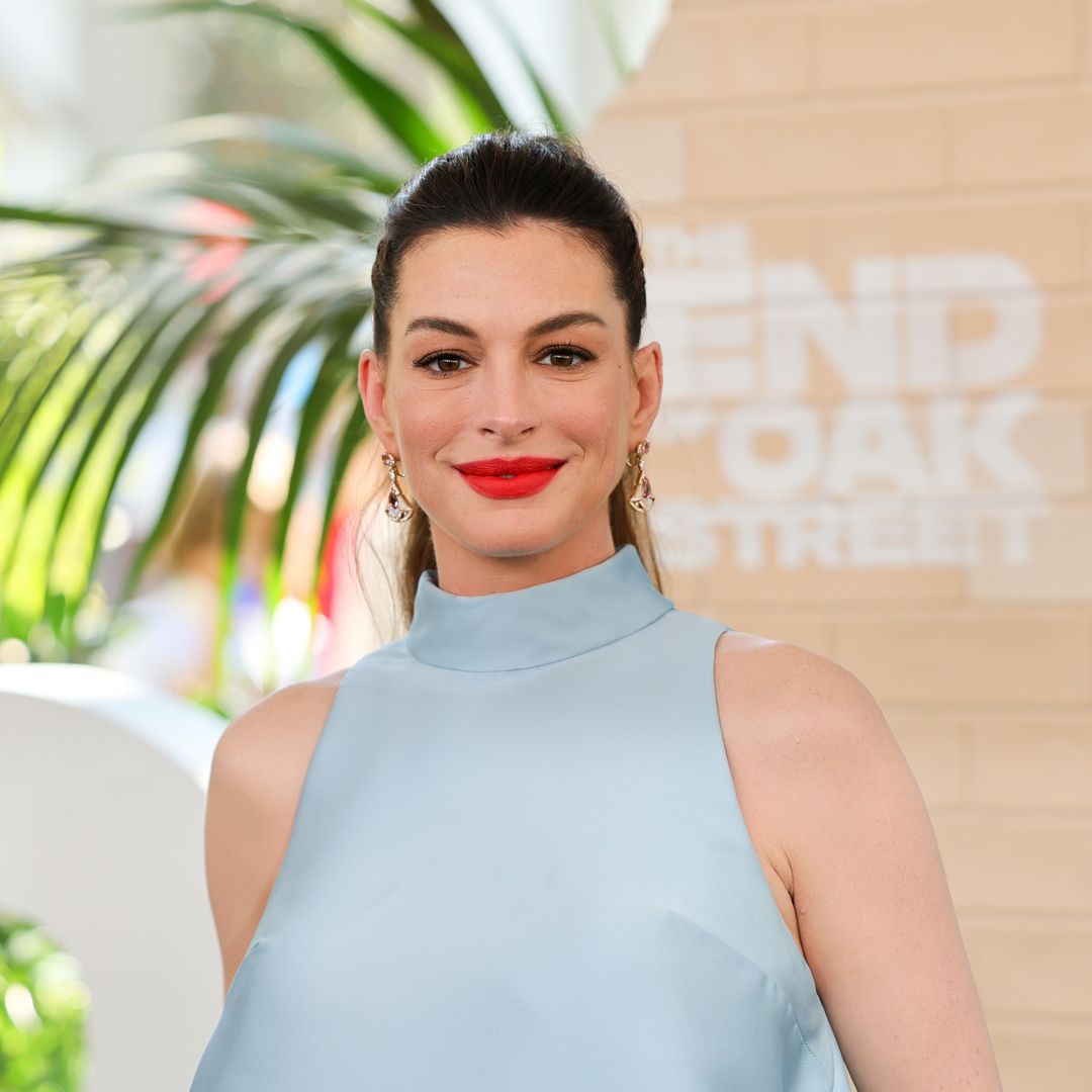 Anne Hathaway presume su embarazo con un 'look' sofisticado que se robó todas las miradas