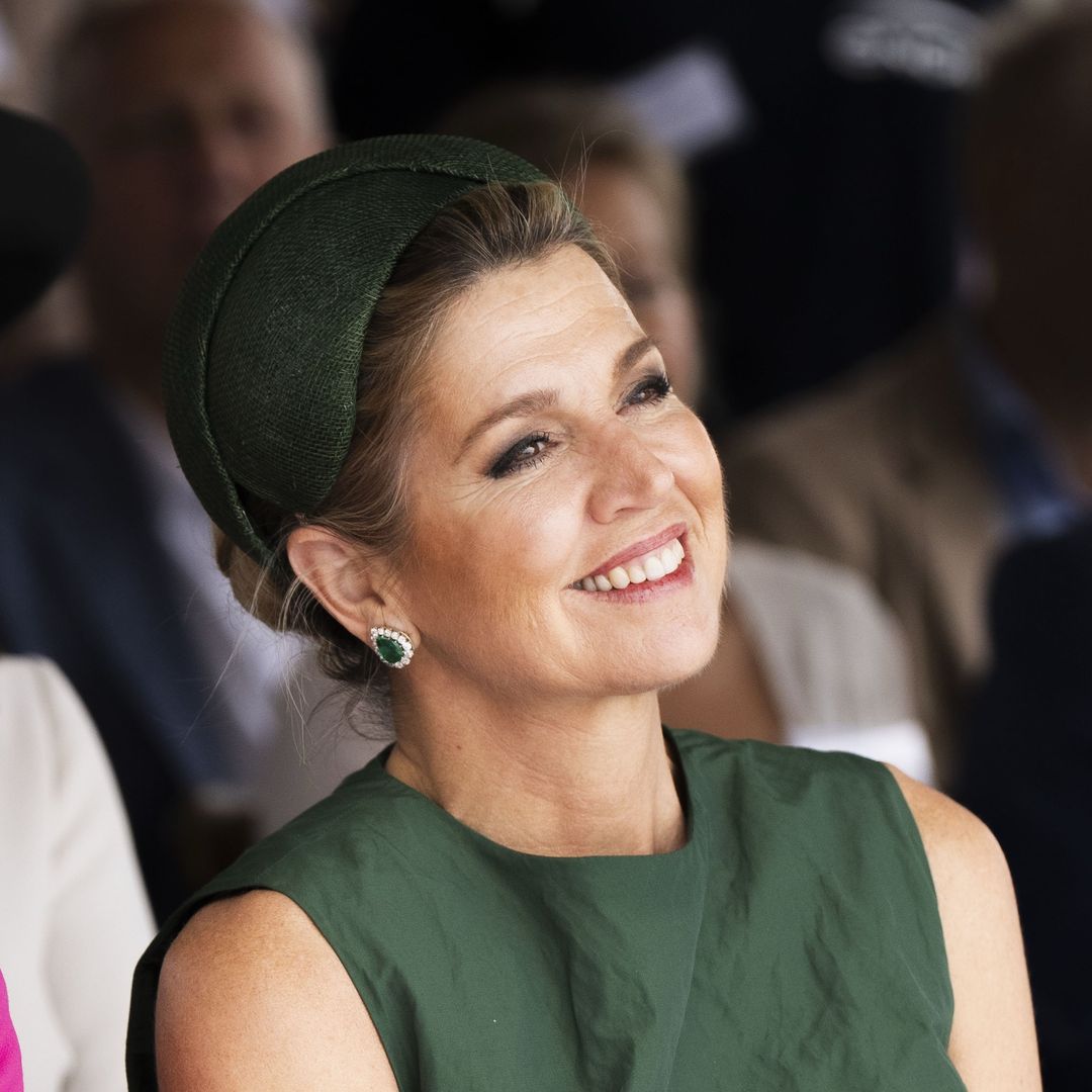 La reina Máxima acapara todas las miradas con sus espectaculares esmeraldas y plumas naturales en una intensa doble jornada: las fotos
