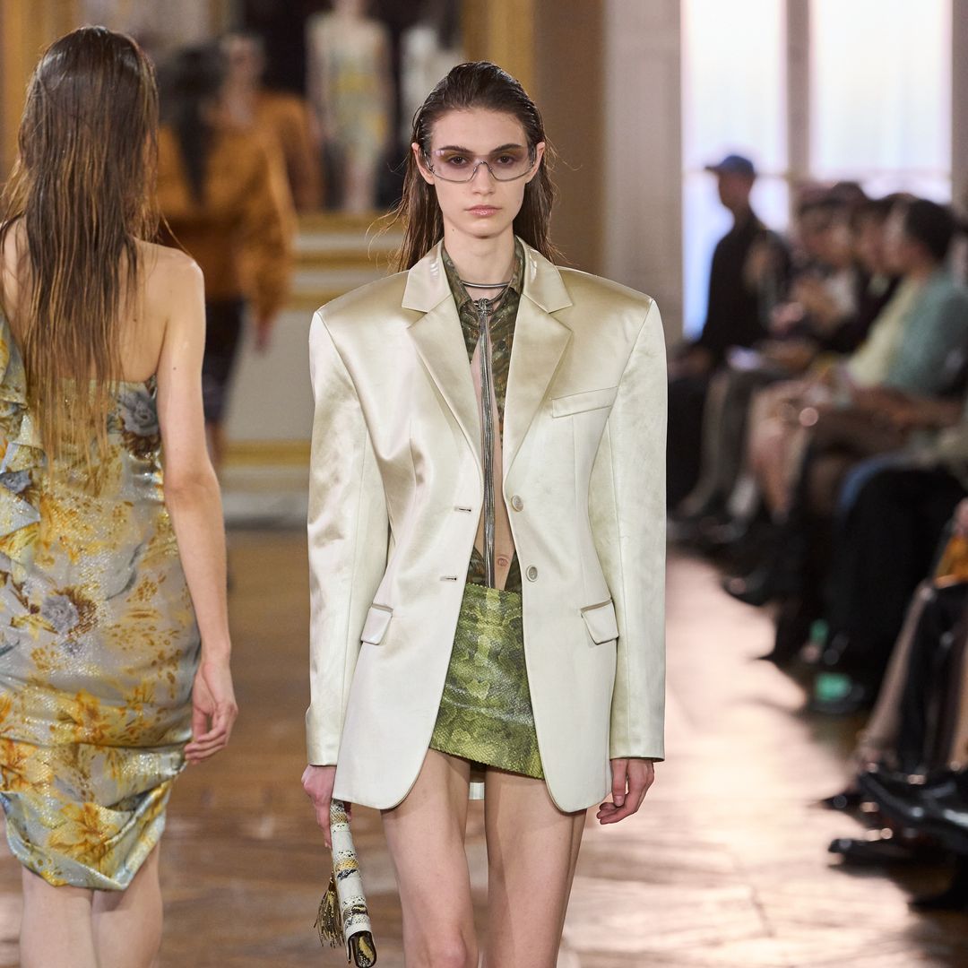 La nueva era de Balmain mira al archivo: una elegancia más relajada que mantiene la sensualidad de la 'maison'