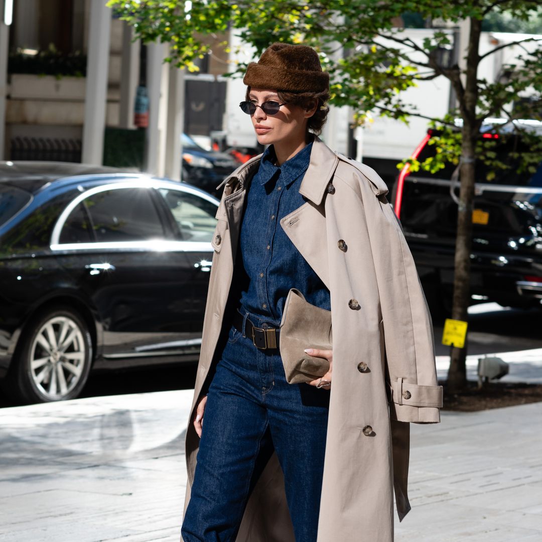 look vaquero con gabardina marrón