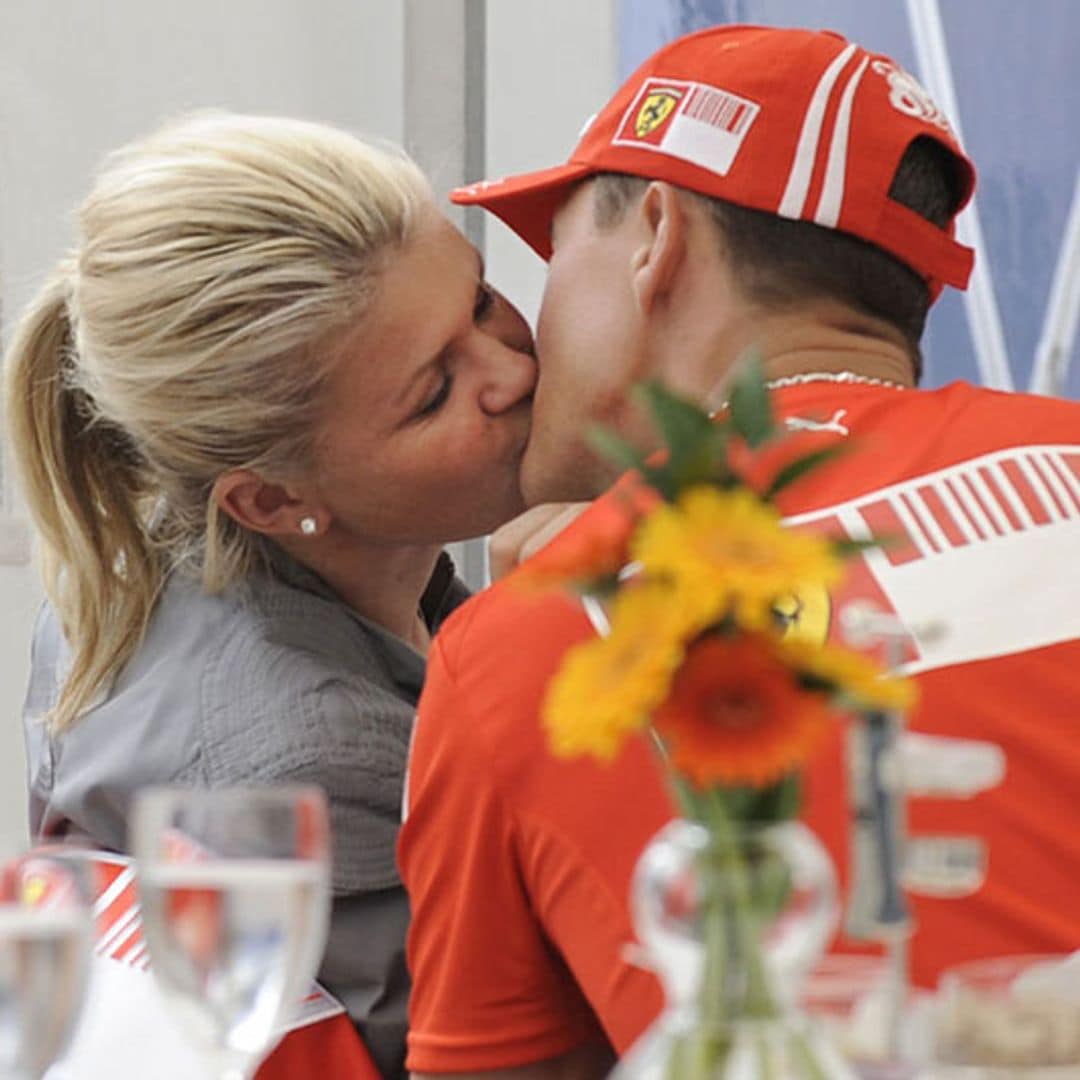 Michael Schumacher enfundado en un apasionado beso con su mujer