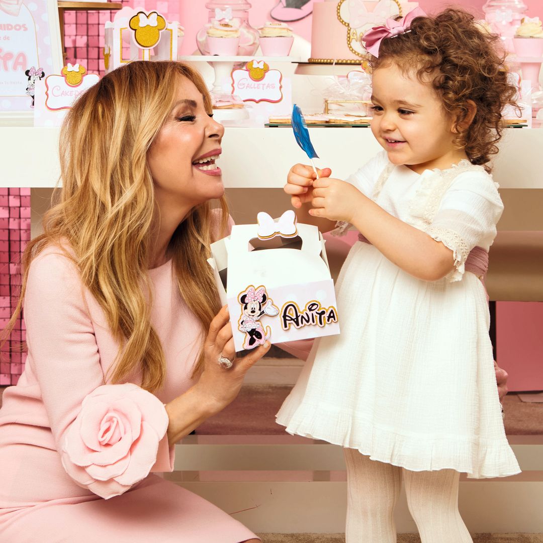Ana Obregón, muy feliz con su nieta Anita