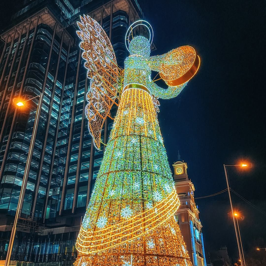 Ángel navideño en la plaza de Colón, Madrid
