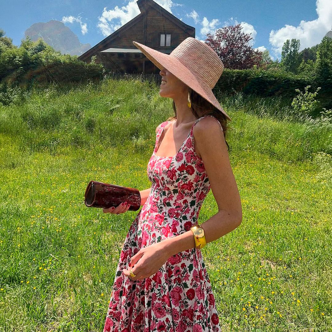 8 vestidos de invitada preciosos para llevar en una boda en el campo