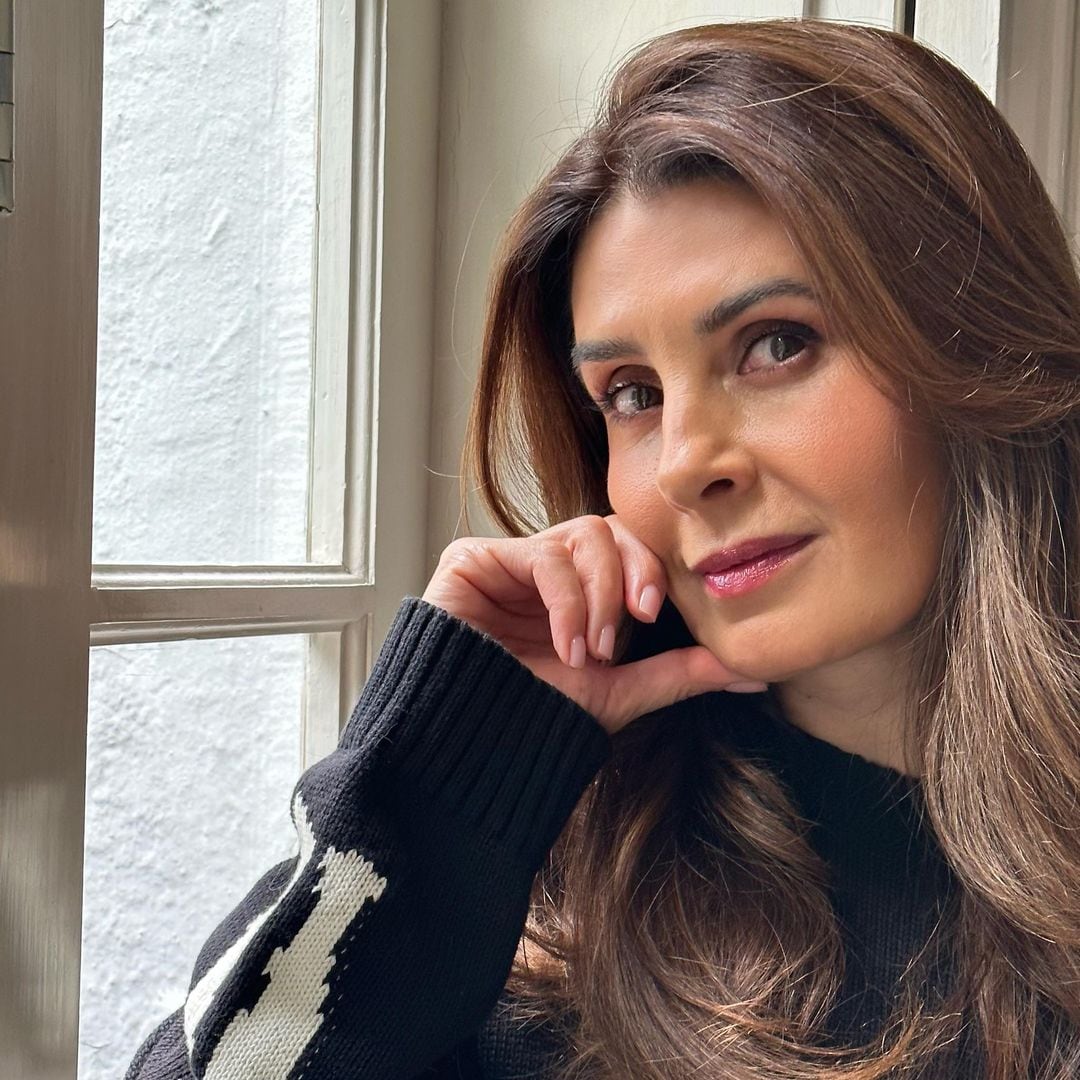 Mayrín Villanueva celebra sus 55 años entre flores y el amor de su familia