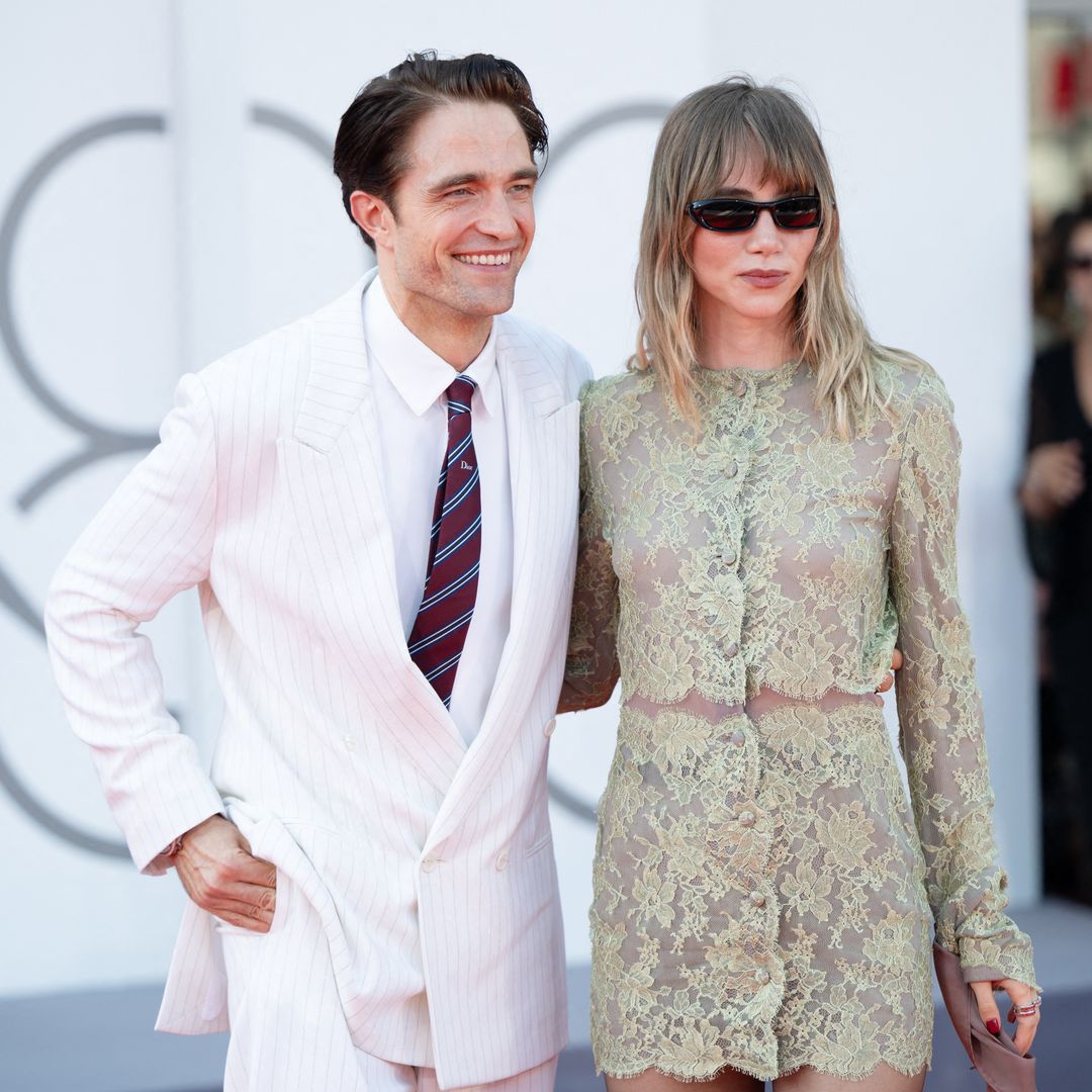 La minifalda de encaje de Suki Waterhouse, de la mano de Robert Pattinson, y más looks en la alfombra roja del Festival de Venecia que nos han enamorado