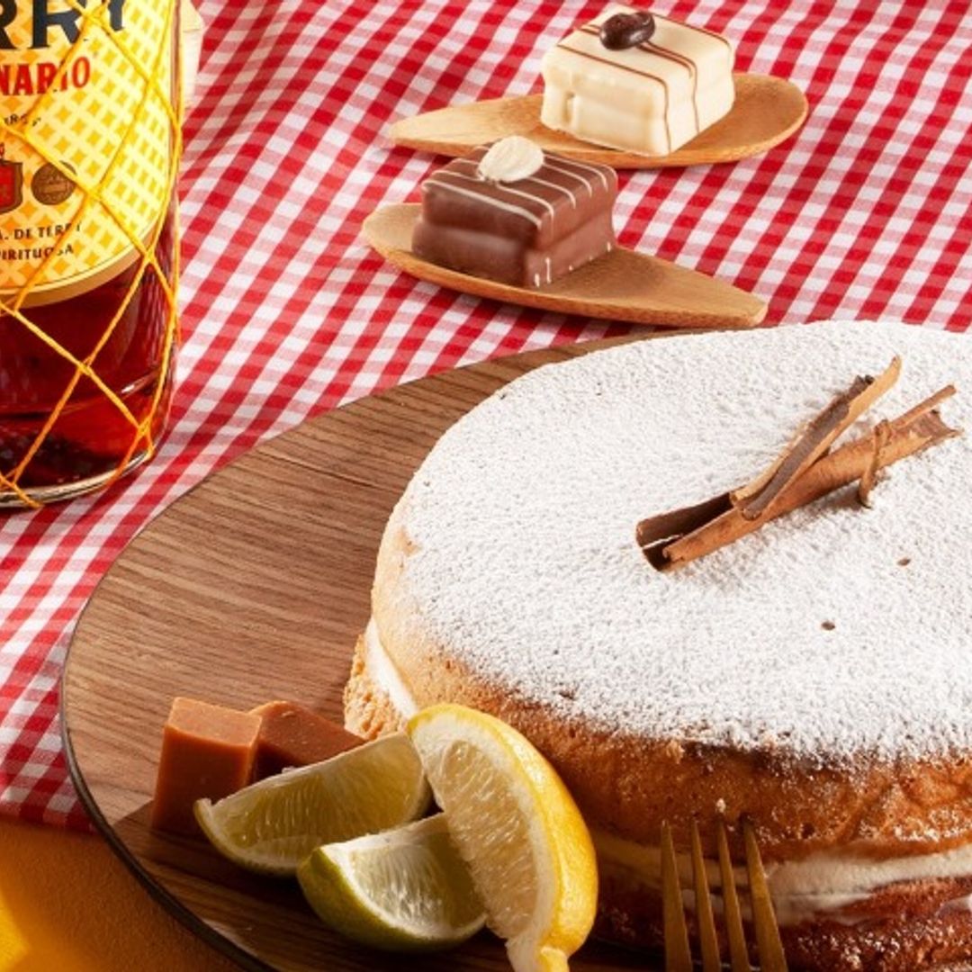 Bizcocho esponjoso de naranja y canela