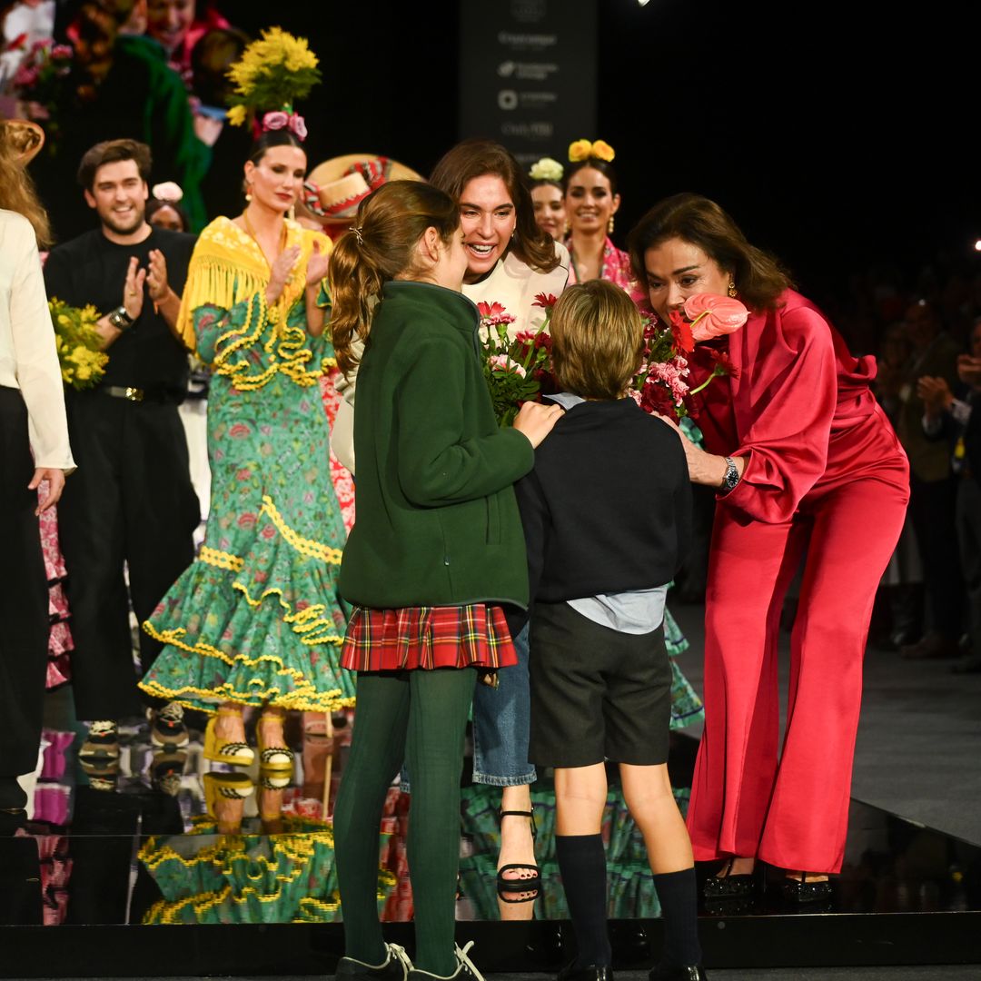 Francisco y Cayetana Rivera, el apoyo incondicional de Lourdes Montes en su desfile más especial con sorpresa final de sus hijos